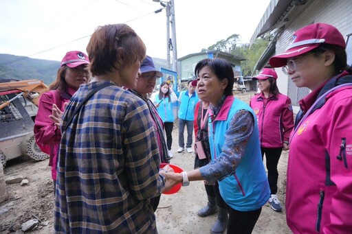 游淑貞攜清潔工具馳援 協助卓溪重建災後家園