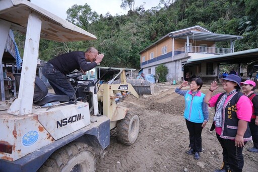 游淑貞攜清潔工具馳援 協助卓溪重建災後家園