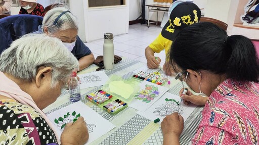 影音/榮家辦理紙藝課程 住民長輩彩繪剪紙增添生活樂趣