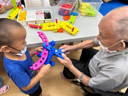 花蓮榮家老幼共學 跨世代間互動學習