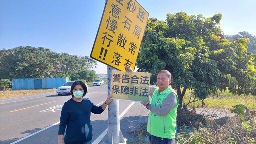 影音/溪州鄉砂石車覆蓋不完全 造成砂石掉落路面騎士常「犁田」引多起摔車事故