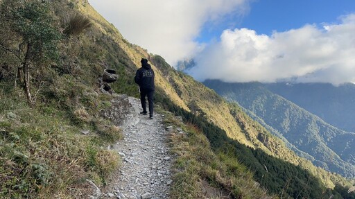 影音/玉山群峰出現浪犬 狗狗加籠40公斤扛下山