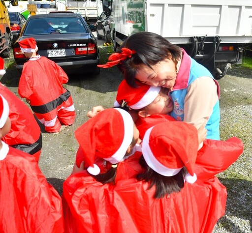 吉安鄉清潔隊無菸職場全縣最優 天使幼兒園百名耶誕娃娃傳佳音