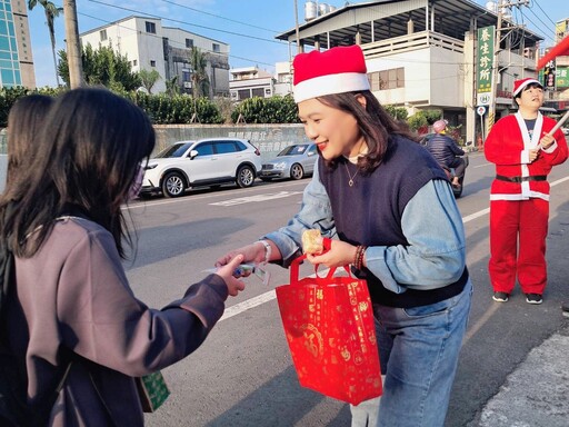 高雄仁武耶誕快閃活動 陳若翠化身聖誕姐姐揮舞國旗