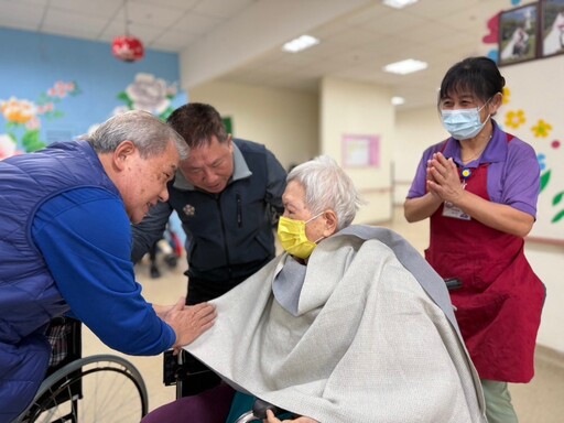 善心人士寒冬送暖 贈送榮家長輩圍巾