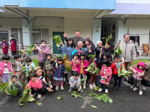 迎接新年好彩頭 花蓮榮家老幼歡樂拔蘿蔔