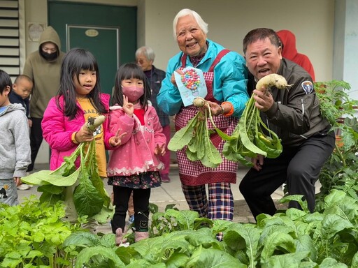 迎接新年好彩頭 花蓮榮家老幼歡樂拔蘿蔔