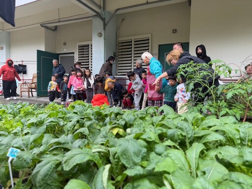 迎接新年好彩頭 花蓮榮家老幼歡樂拔蘿蔔