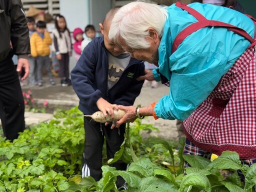 迎接新年好彩頭 花蓮榮家老幼歡樂拔蘿蔔