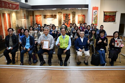 市立圖書館雙喜臨門~臺灣喜壽古文物展開幕 欣賞過去婚嫁及祝壽各式文物