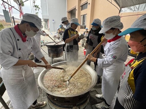 「法寶節」四維高中學子感恩知福 參與月光寺烹煮臘八粥分享美味