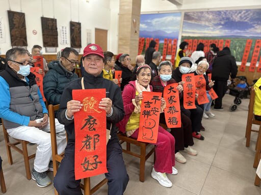 花蓮榮家老幼齊賀歲 長青書畫揮毫迎新春