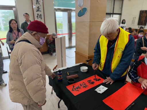 花蓮榮家老幼齊賀歲 長青書畫揮毫迎新春