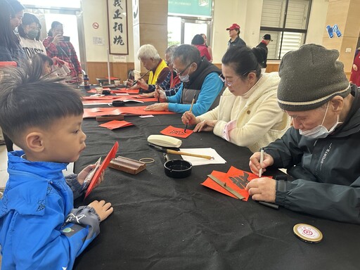 花蓮榮家老幼齊賀歲 長青書畫揮毫迎新春