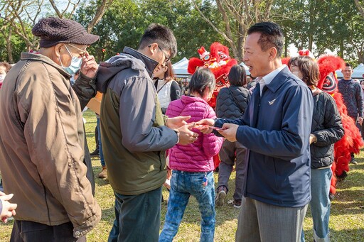 嘉義縣年貨市集盛大開幕 鄉親大排長龍領紅包