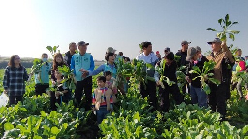 爭取鄉親支持參選市長 林岱樺前進美濃與民眾搏感情