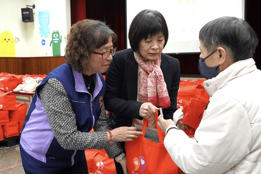 連續3年送愛心 台灣好樣協會捐500組年菜給新北弱勢