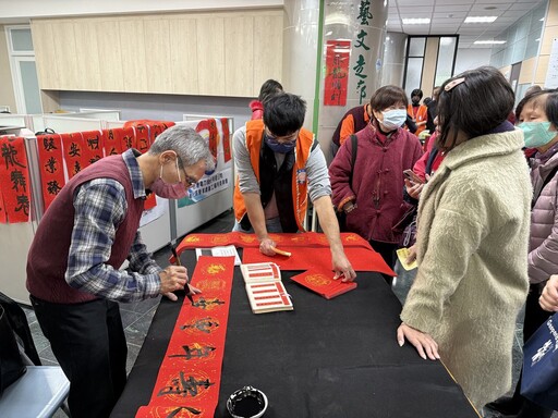 影音/台電彰化名家揮毫贈春聯 蛇來運轉賀新年