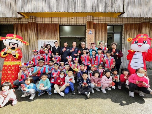 翁章梁赴大埔、阿里山發新春紅包 祝福要蛇麼有蛇麼