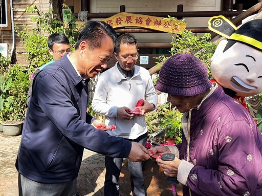 翁章梁赴大埔、阿里山發新春紅包 祝福要蛇麼有蛇麼