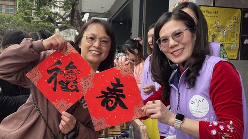 彰化車站飄異國年味 移民署攜手新住民自己印紅包迎蛇年