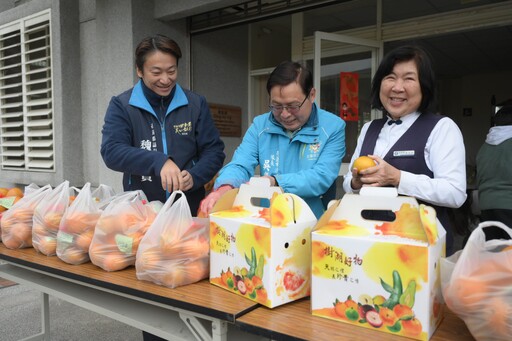 松成號支持在地農產 OK橙慰勞花市清潔隊