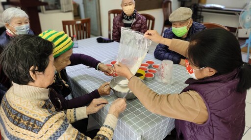 影音/榮家舉辦「手作發糕迎新年」活動 教導住民長輩製作發糕喜迎春節到來