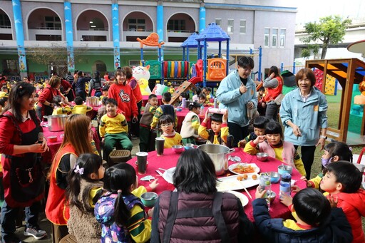 花蓮市幼暖心圍爐 魏嘉彥與幼童同樂拜年