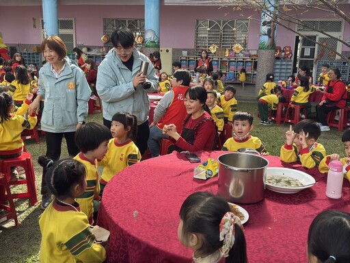 花蓮市幼暖心圍爐 魏嘉彥與幼童同樂拜年