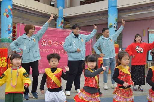 花蓮市幼暖心圍爐 魏嘉彥與幼童同樂拜年