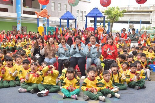 花蓮市幼暖心圍爐 魏嘉彥與幼童同樂拜年