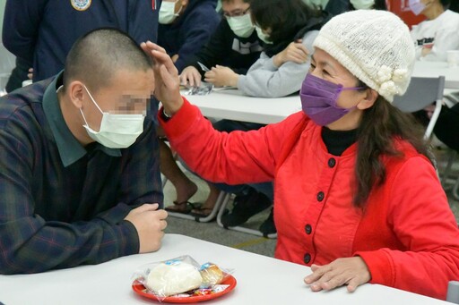 勵志中學辦理春節懇親活動 親人相擁而泣親情溫暖矯正少年心