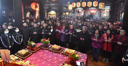 縣長王惠美除夕夜參拜鹿港各寺廟 現場發放福袋希望民眾福氣滿滿