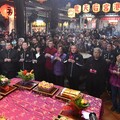 縣長王惠美除夕夜參拜鹿港各寺廟 現場發放福袋希望民眾福氣滿滿