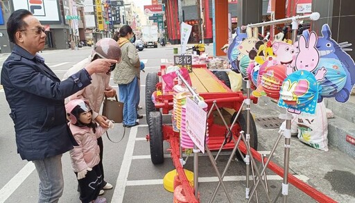 影音/李世湧夫妻30載不間斷 推牛車街頭義賣元宵燈籠助家扶兒