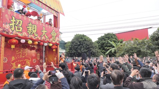 影音/月老祖廟拋繡球招親 五百多位男子搶繡球