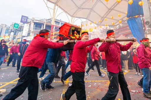 桃園最狂迎財神!張善政參與龍潭遶境 祈願市民財運旺旺來