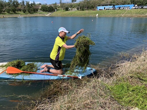 提升水域活動安全 臺東水協動員協助清除活水湖水草