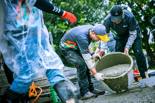 遠雄志工前進花蓮！攜手修繕球場 小球員：比打球還難