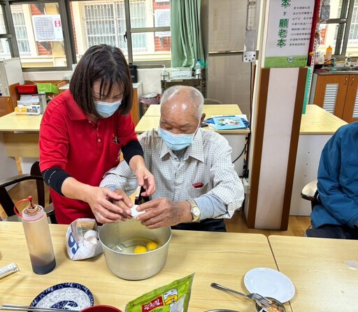影音/榮家日照中心辦理烹飪活動 在熟悉的味道中喚醒往日的回憶