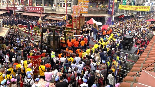 大甲媽祖遶境祝壽大典 上萬信眾塞爆新港