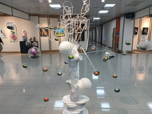 人生過半重拾藝術夢想 陳信正畢業個展 再塑一個『我』即起至4月27日市婦女學苑展開