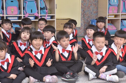 花蓮市幼大班學童披學士服留影 為人生第一階段按下學畢快樂鍵