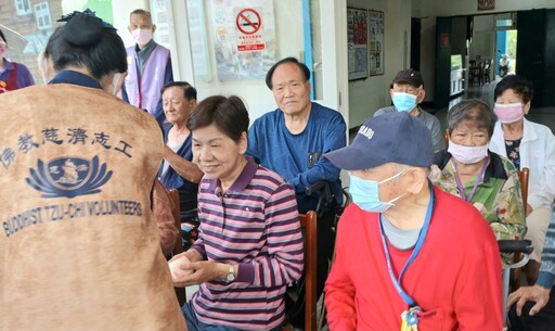 慈濟證嚴法師壽辰 致贈壽桃與榮家長輩分享