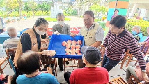 慈濟證嚴法師壽辰 致贈壽桃與榮家長輩分享