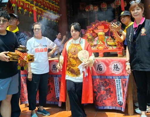 神聖與人氣並行!銀同媽祖高雄遶境 巷仔媽乩身李佩蓉成鏡頭寵兒