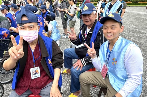 頂新和德攜手志工傳愛 響應公益邀請獨居老人吃脆皮炸雞