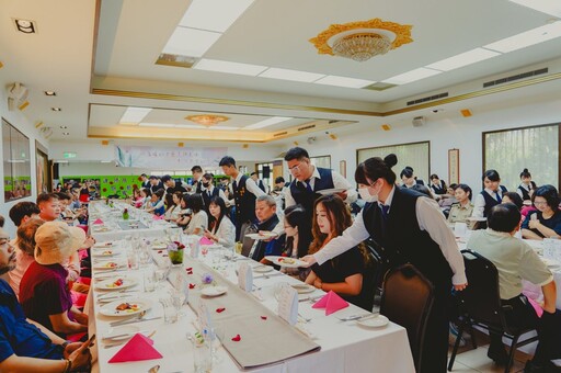 影音/達德餐飲暨烘焙科畢業成果展 用三年所學技藝烹調美味煮給母親吃