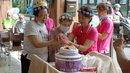 影音/透過顏料與親情擁抱 順泰老人長照留下愛的印記