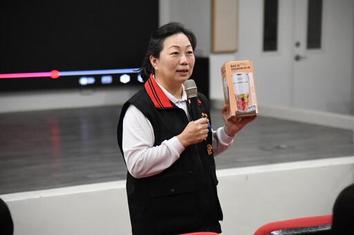 母親節前夕的祝福 徐榛蔚感恩致贈縣府女性同仁康乃馨